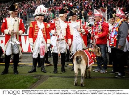 Kölner Karneval-Gardisten eröffnen Bundesliga-Spiel
