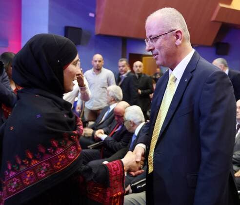 Rami Hamdallah ehrt Siegerin des Global Teacher Award
