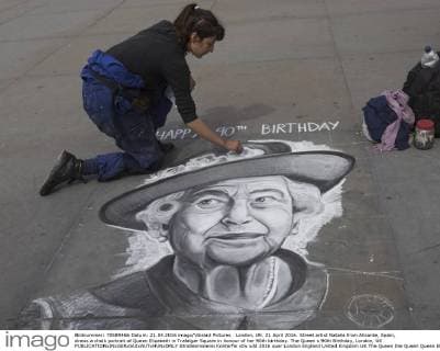 90. Geburtstag von Queen Elizabeth II: Kreideporträt am Trafalgar Square