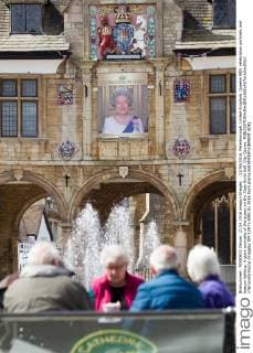 90. Geburtstag von Queen Elizabeth II: Porträt am Rathaus von Peterborough