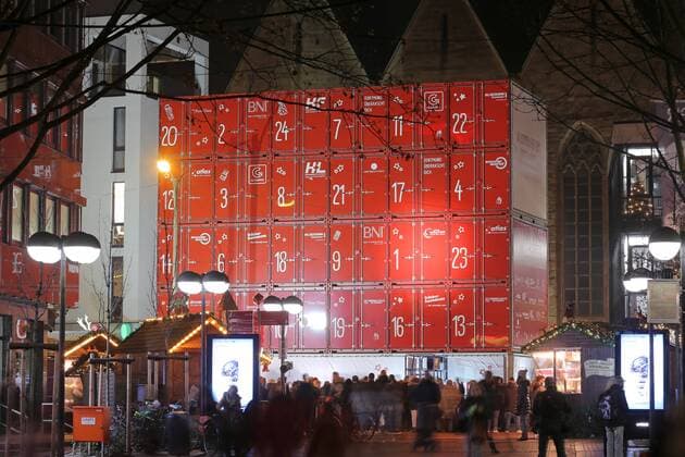 Adventskalender aus Containern in Dortmund - Erstes Türchen geöffnet