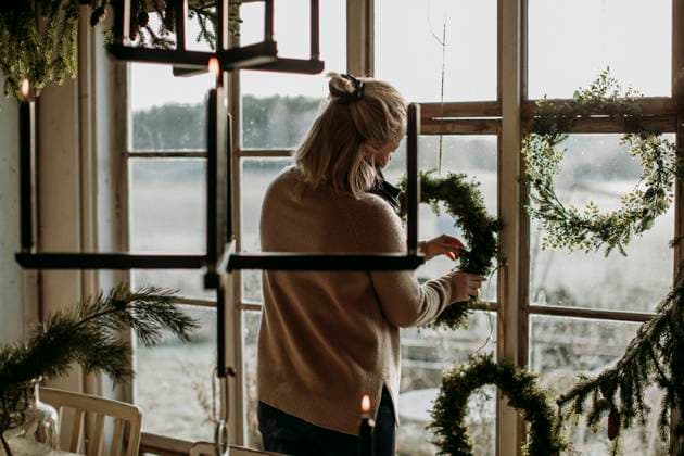 IMAGO Creative, Weihnachten, Fensterschmuck in der Adventszeit