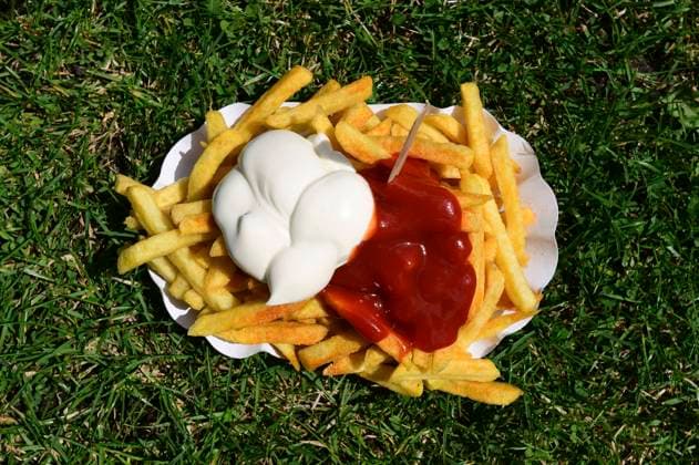 IMAGO Creative, Sommer, Food, Freibad-Pommes