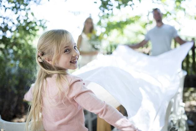 Coronavirus, Muttertag - Familie bereitet der Mutter einen schönen Tag