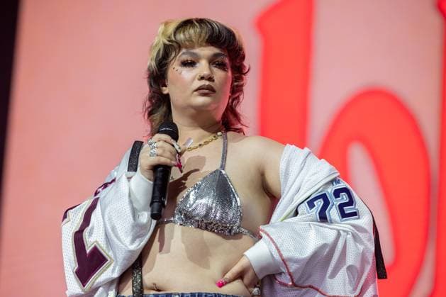 Lola Young meldet sich nach Suchttherapie zurück, Archivbilder
