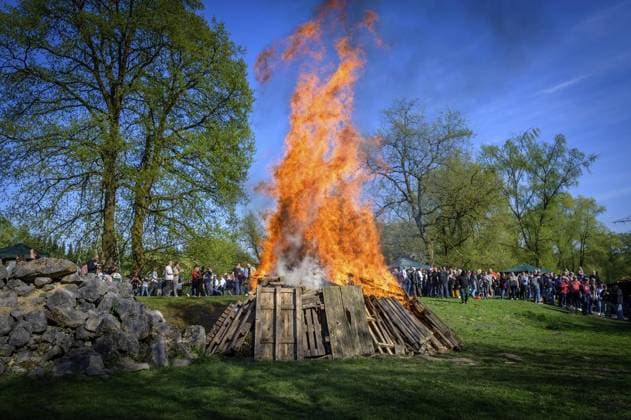 IMAGO Creative, Ostern, Bräuche, Osterfeuer