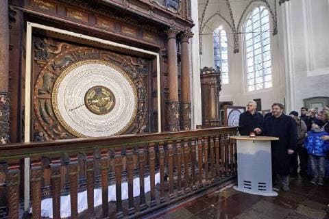Astronomische Uhr in Rostock erhält neues Kalendarium