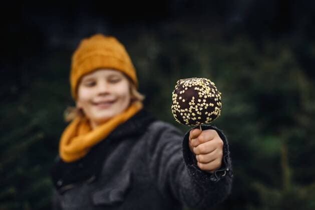 IMAGO Creative, Weihnachten, Schokoäpfel wie auf dem Weihnachtsmarkt