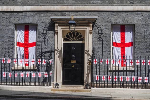 England-Flaggen zu Ehren der englischen Fußballeuropameisterinnen an 10 Downing Street in London