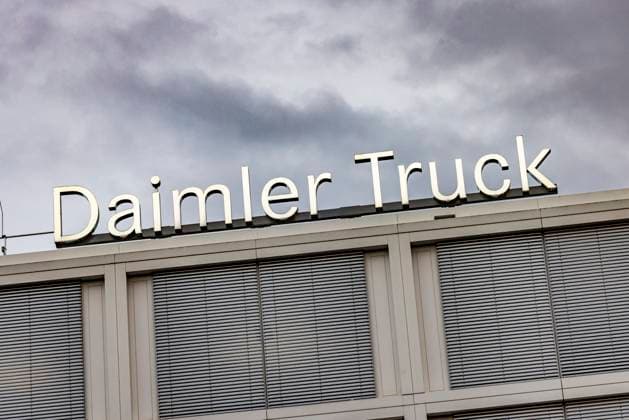 Gewinn beim Nutzfahrzeughersteller Daimler Truck ist im zweiten Quartal dieses Jahres um 48 Prozent eingebrochen, Symbol- und Archivbilder