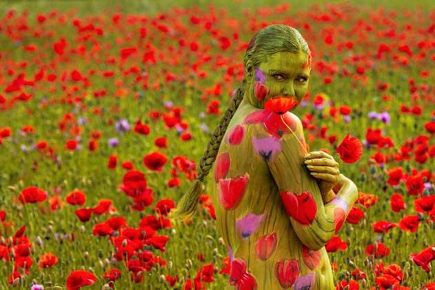 Farbige Symbiosen Bodypainting-Kalender 2026