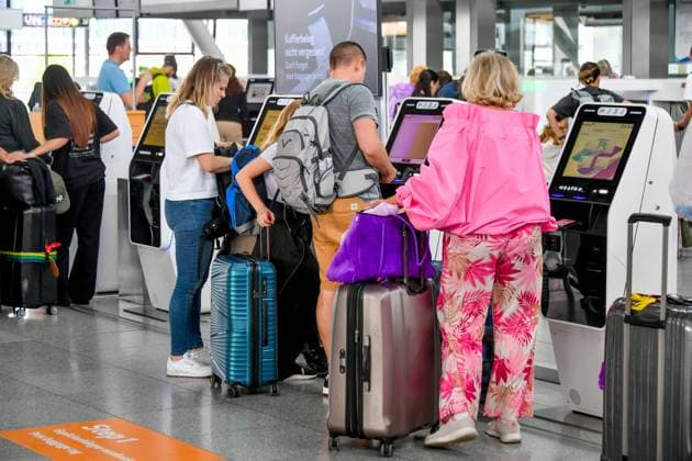 Einchecken am Flughafen soll für Reisende künftig vollständig digital möglich sein, Archivbilder