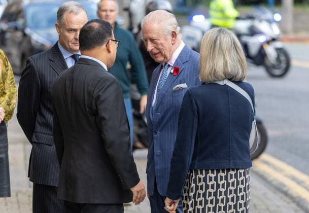 König Charles III. besucht Gesundheitszentrum für Veteranen in London