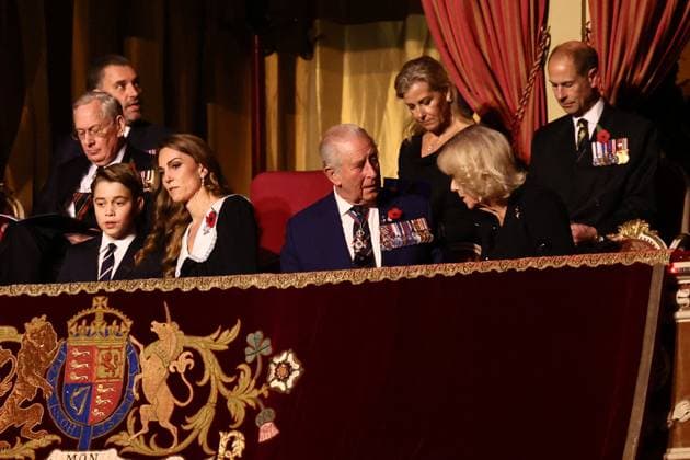 Mitglieder der britischen Königsfamilie besuchen Royal British Legion Festival of Remembrance