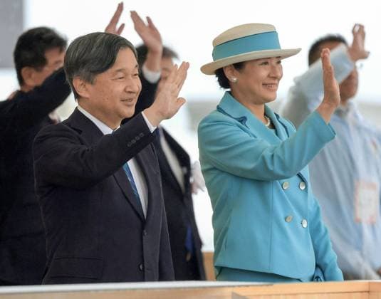 Kaiser Naruhito und Kaiserin Masako besuchen Parade in Minamiise