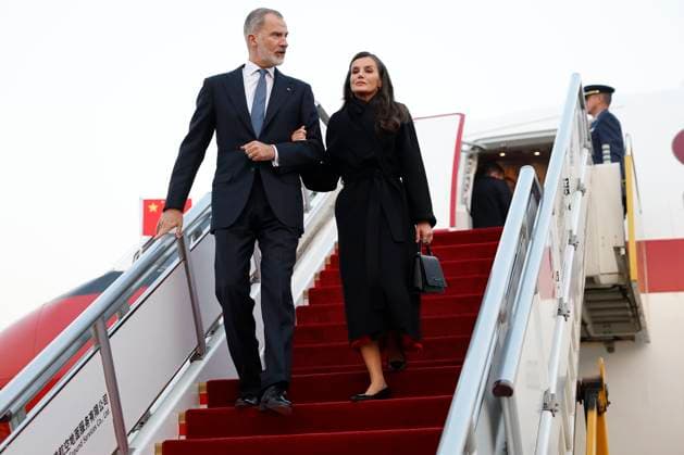 China-Reise, König Felipe und Königin Letizia von Spanien bei der Ankunft in Peking