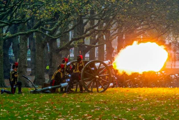 Großbritannien, Geburtstag von König Charles III., Salutschüsse im Green Park in London