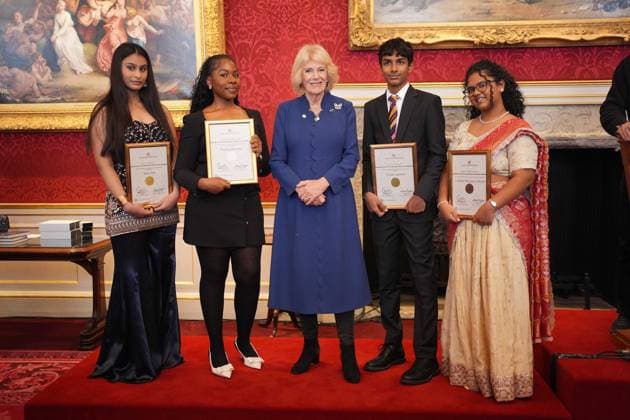 Königin Camilla mit den Gewinnern des Queens Commonwealth Essaywettbewerbs in London