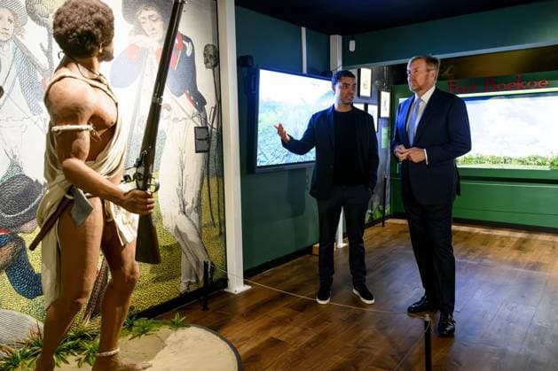 König Willem-Alexander besucht Suriname Museum in Amsterdam