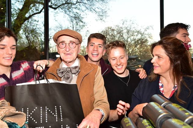 Charity Promi Pack im Bikini Berlin