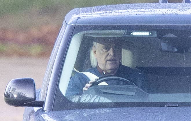 Andrew Mountbatten Windsor verlässt in Fahrzeug Windsor Castle