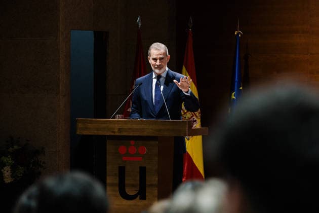 König Felipe von Spanien besucht König Juan Carlos Universität in Madrid