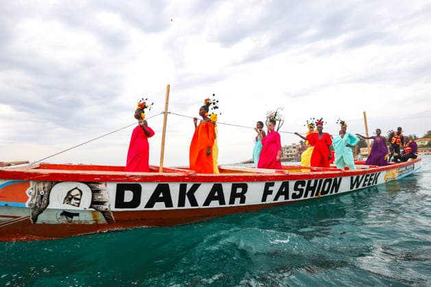 Dakar Fashion Week, Modenschau von Adama Paris auf Fischerbooten