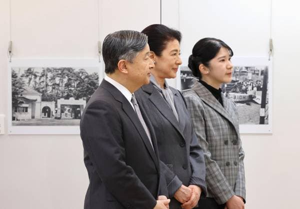 Kaiser Naruhito, Kaiserin Masako und Prinzessin Aiko besuchen Ausstellung in Tokio