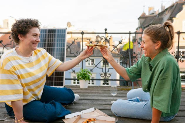 IMAGO Creative, Sommer in der Stadt, Balkonparty