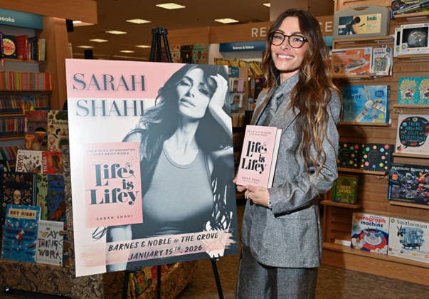 Sarah Shahi Autogrammstunde in Los Angeles