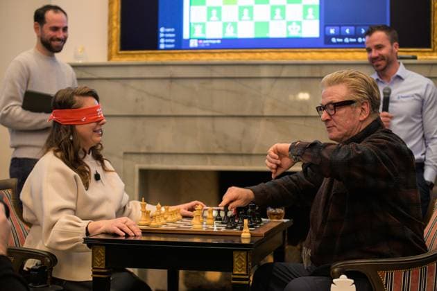 Alec Baldwin spielt Schach gegen Großmeisterin Judit Polgar in Park City