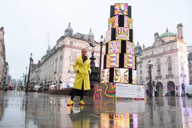 London, Lakwena Maciver posiert mit ihrem Kunstwerk Rise and Shine am Piccadilly Circu