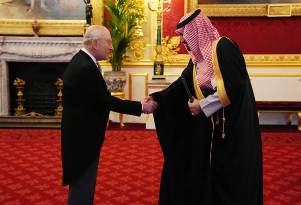 Royals, König Charles III. Audienz mit Abdullah Bin Khaled Al Saud im Buckingham Palace in London