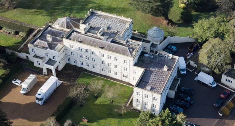 Umzugswagen für Andrew Windsor vor Royal Lodge in Windsor