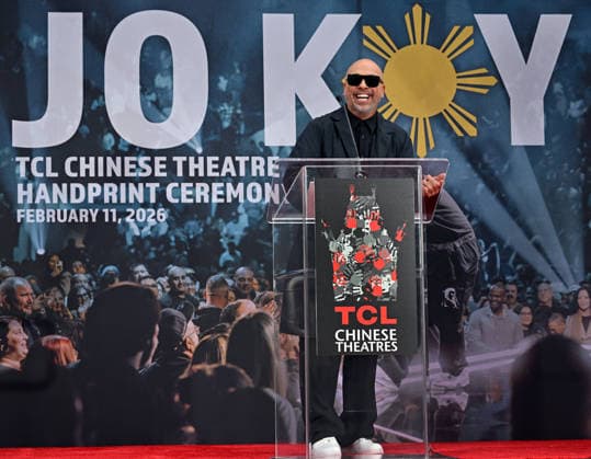 Jo Koy bei Hand and Footprint Ceremony vor dem TCL Chinese Theatre in Hollywood