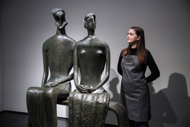 Vorbereitungen für Christie s Auktion von Henry Moore Skulpturen in London