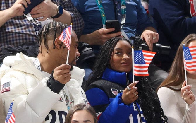 Milano Cortina 2026, Simone Biles auf der Tribüne beim Eisschnelllauf