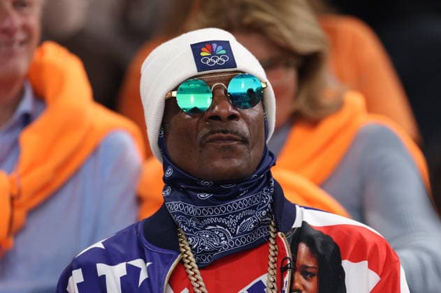 Milano Cortina 2026, Snoop Dogg auf der Tribüne beim Eisschnelllauf