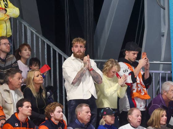 Milano Cortina 2026, Jake Paul auf der Tribüne beim Eisschnelllauf