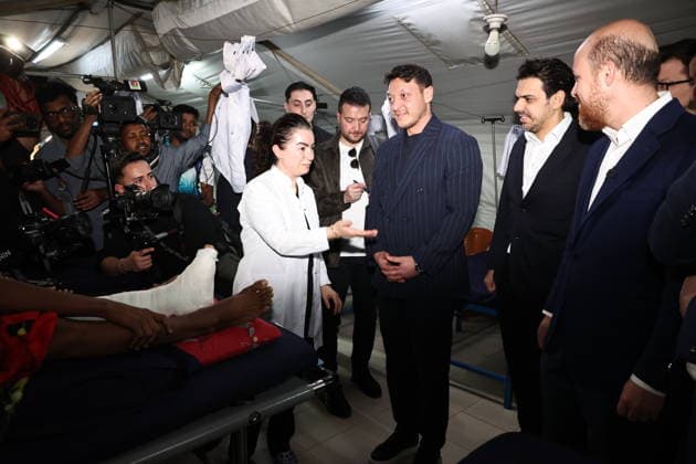 Mesut Özil ist mit der TIKA-Delegation in Bangladesch unterwegs