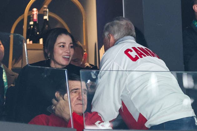Milano Cortina 2026, Königin Suthida von Thailand auf der Tribüne beim Eishockey-Finale der Männer