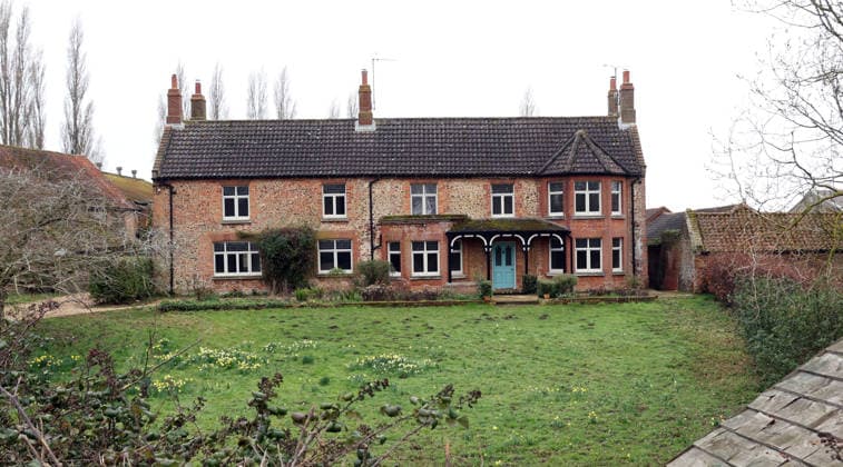 Großbritannien, Zaunbau an Marsh Farm nahe Wood Farm auf dem Sandringham Estate