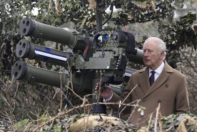 Royals, König Charles III. besucht Royal Regiment of Artillery in Hampshire