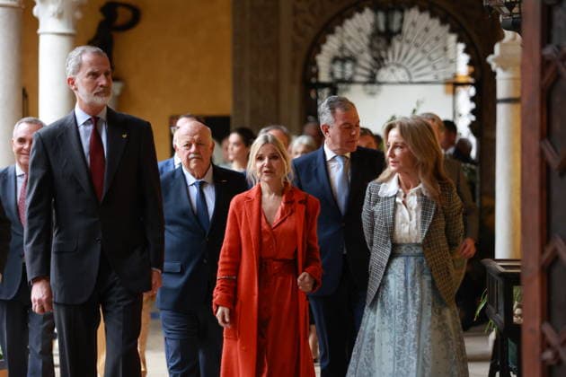 Royals, König Felipe besucht Cayetana Grande de Espana Ausstellung in Sevilla