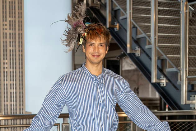Julio Torres besucht das Empire State Building in New York