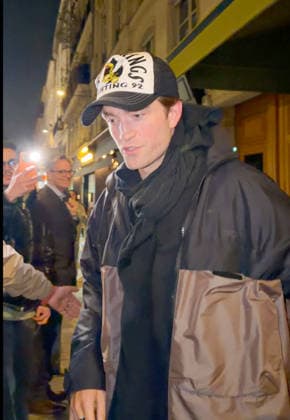Celebrity, Robert Pattinson verlässt Restaurant in Paris