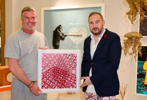 Künstler Adrian Bedoy mit einem seiner Werke Puerto Portals Pink Panthers Collectors Club Mallorca
