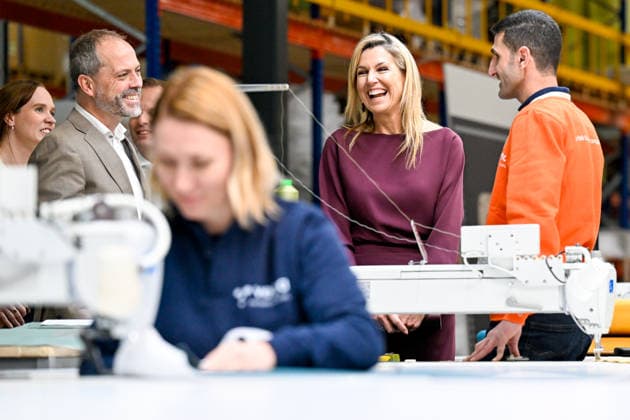Royals, Niederlande, Königin Maxima besucht Vepa – Hersteller für Büromöbel in Hoogeveen