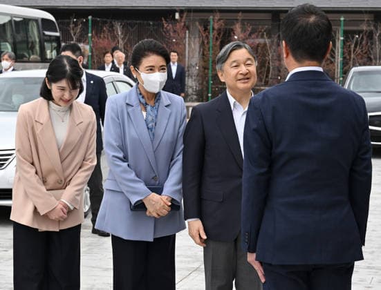 Adel, Japans Kaiser Naruhito, Kaiserin Masako und ihre Tochter Prinzessin Aiko besuchen Fukushima