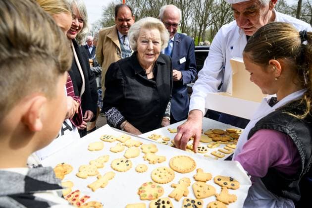 Adel, Prinzessin Beatrix besucht eine Windmühle in Zuidlaren